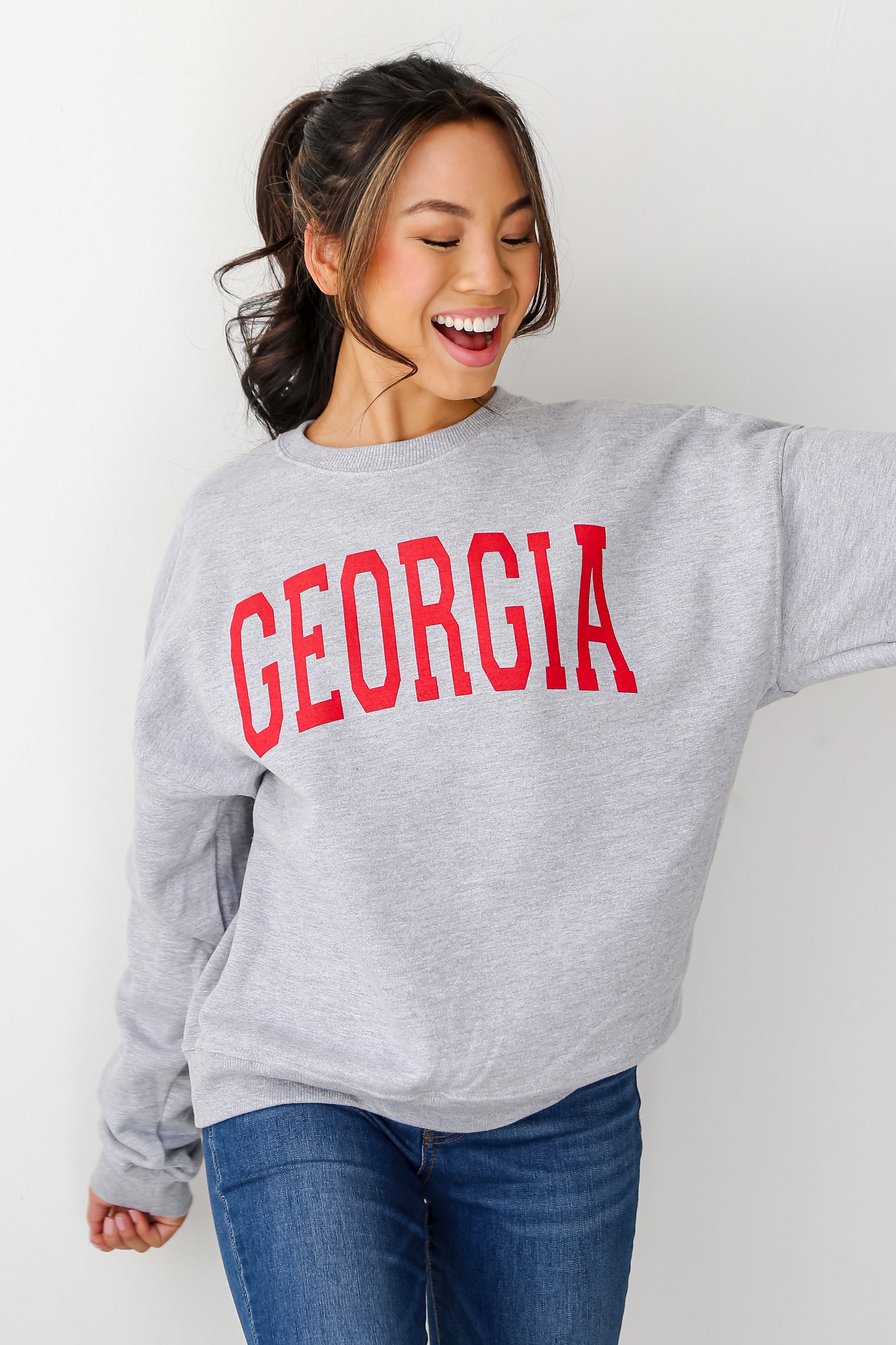 Heather Grey Georgia Sweatshirt on modeel