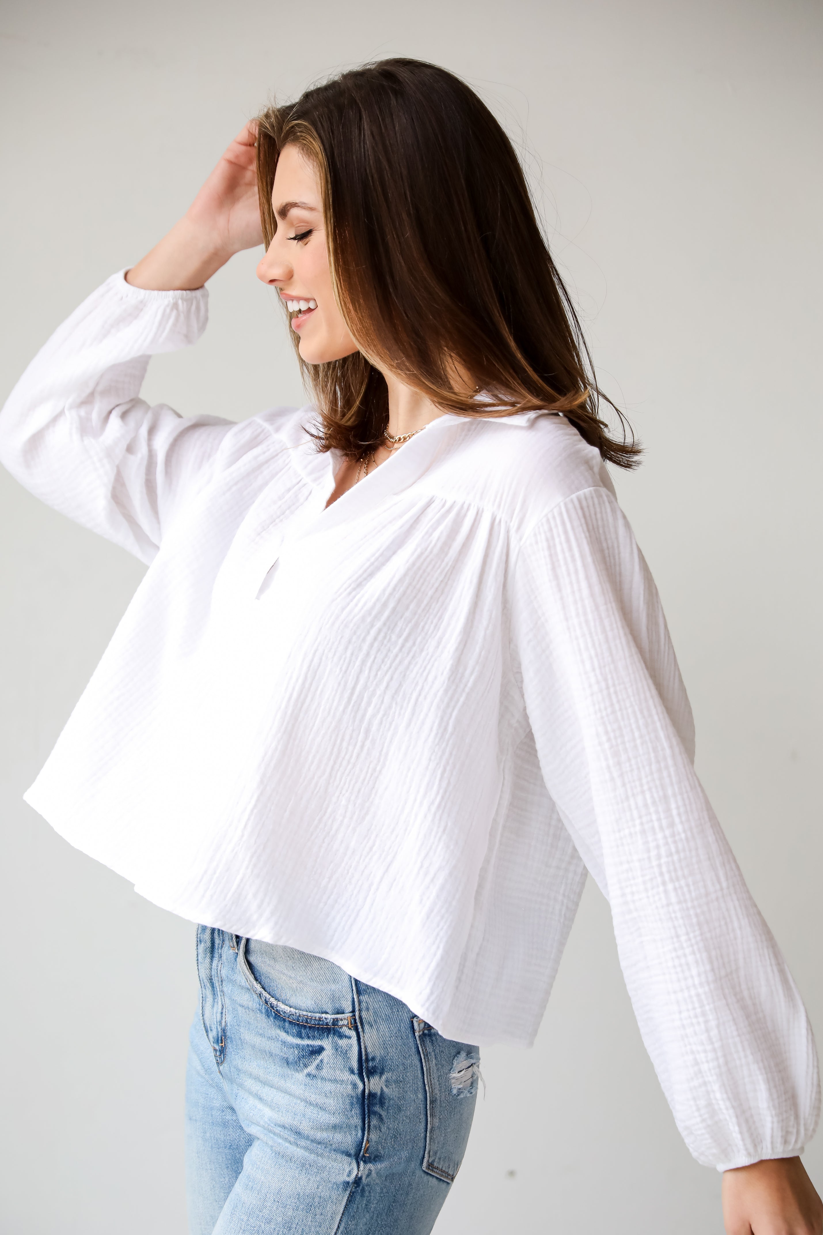 Alanna Linen Blouse is a Lightweight Crinkle Linen top, with a Collared V-Neckline, Long Balloon Sleeves with Elastic Cuffs. Relaxed Fit, 100% Cotton, and the perfect shade of blue and white. boutique tops. Women tops for summer. 