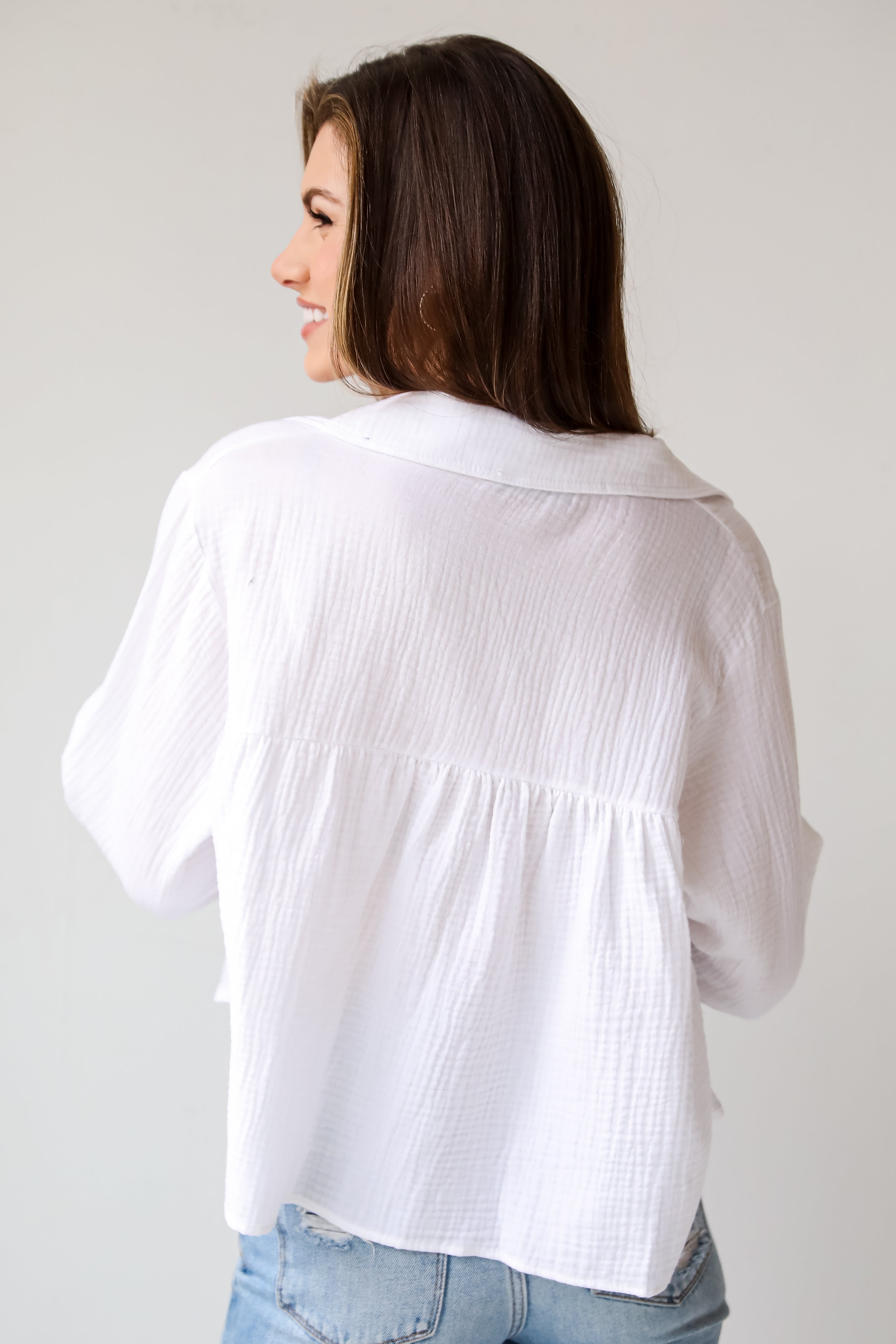 Alanna Linen Blouse is a Lightweight Crinkle Linen top, with a Collared V-Neckline, Long Balloon Sleeves with Elastic Cuffs. Relaxed Fit, 100% Cotton, and the perfect shade of blue and white. boutique tops. Women tops for summer. 