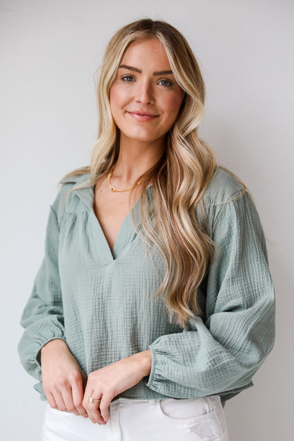 Alanna Linen Blouse is a Lightweight Crinkle Linen top, with a Collared V-Neckline, Long Balloon Sleeves with Elastic Cuffs. Relaxed Fit, 100% Cotton, and the perfect shade of blue and white. boutique tops. Women tops for summer. 