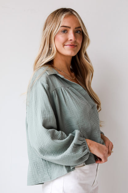 Alanna Linen Blouse is a Lightweight Crinkle Linen top, with a Collared V-Neckline, Long Balloon Sleeves with Elastic Cuffs. Relaxed Fit, 100% Cotton, and the perfect shade of blue and white. boutique tops. Women tops for summer. 