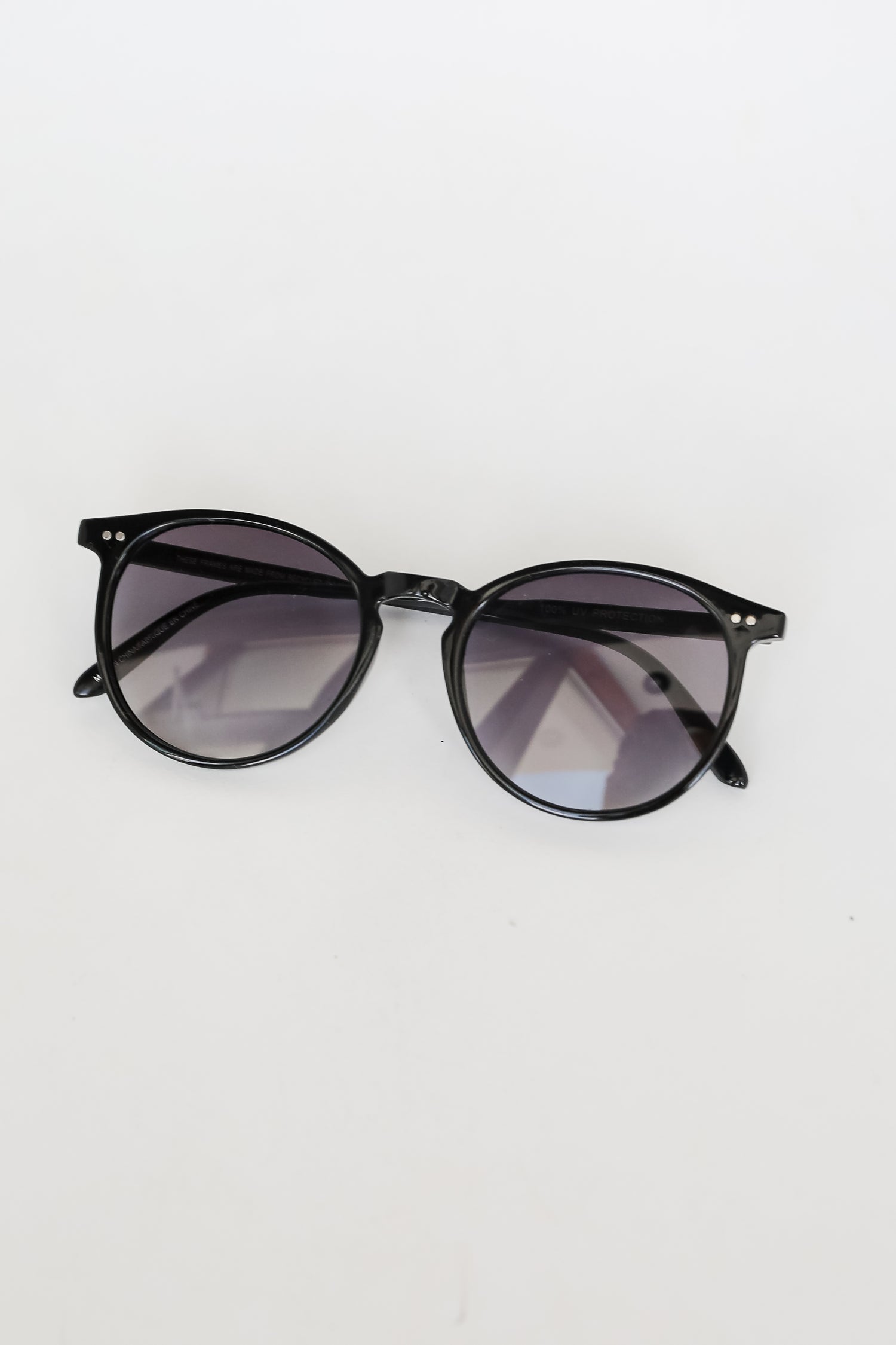 Perfectly Iconic Black Round Sunglasses