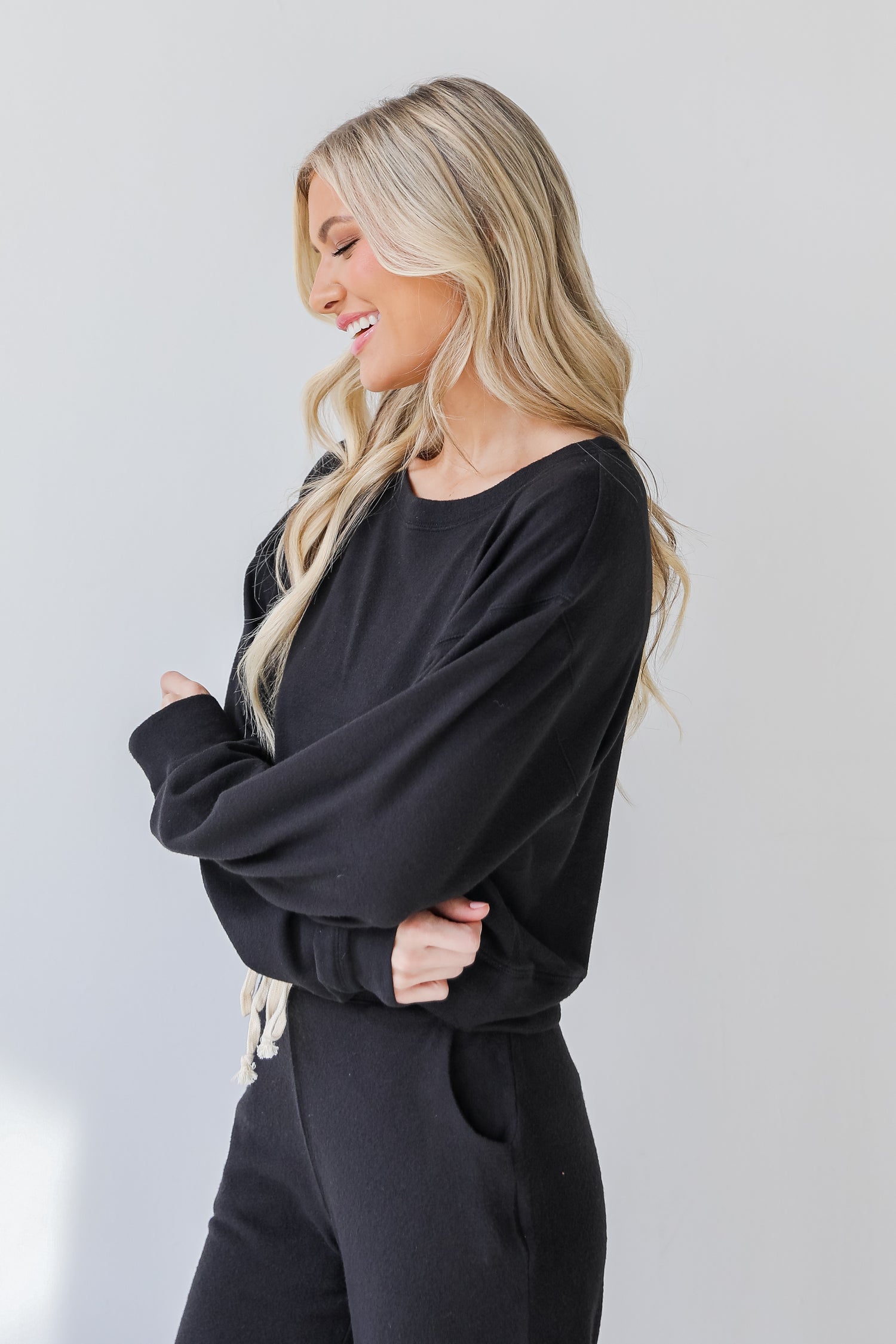 Pullover in black side view